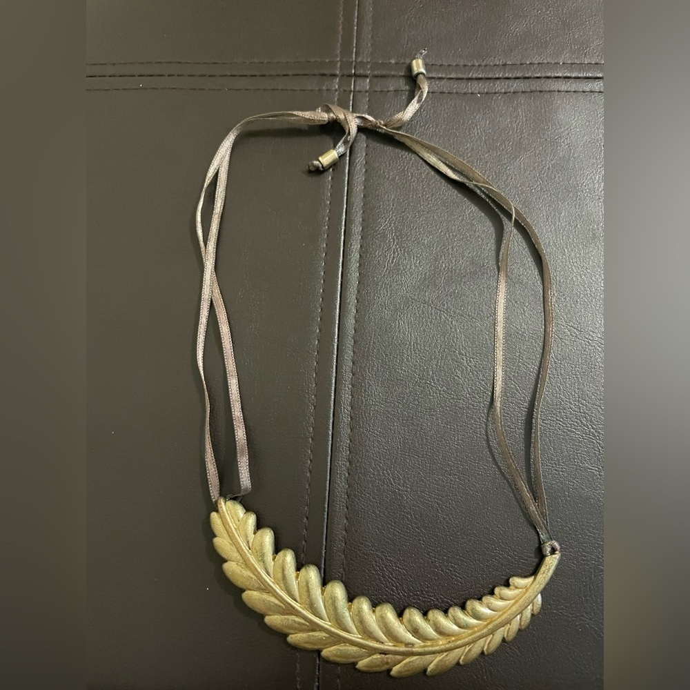 Feather faux gold necklace‎